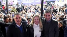 Karina encabezó un mini acto en Morón tras juntar 4.000 firmas para la Libertad Avanza